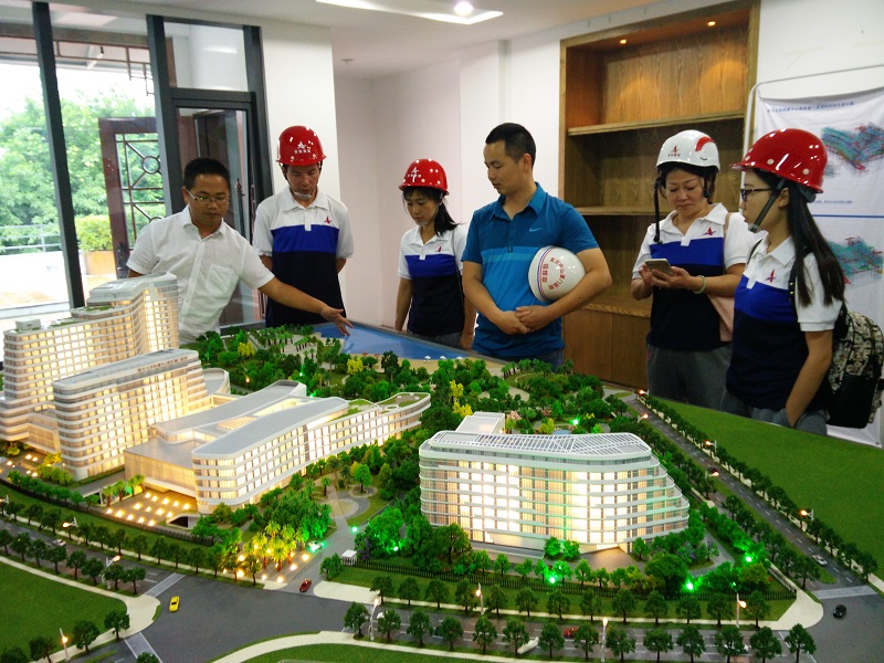 公司周例會走進象嶼項目施工現(xiàn)場
